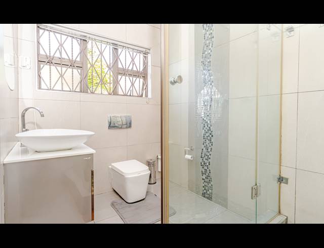 6 BEDROOM FREESTANDING FOR SALE IN VORNA VALLEY